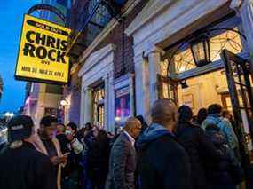 Les gens entrent au Wilbur Theatre pour une représentation à guichets fermés du comédien américain Chris Rock à Boston, Massachusetts, le 30 mars 2022.